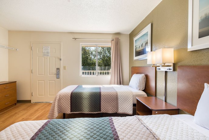 Imagen de la habitación del Hotel HomeTowne Studios by Red Roof Spartanburg - Asheville Highway. Foto 11