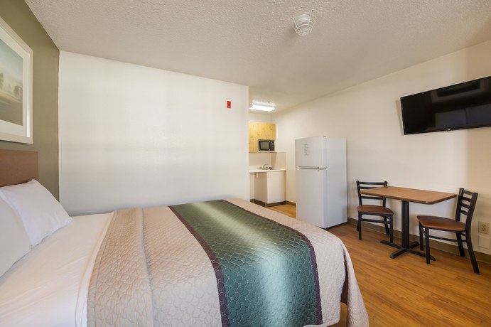Imagen de la habitación del Hotel HomeTowne Studios by Red Roof Spartanburg - Asheville Highway. Foto 12