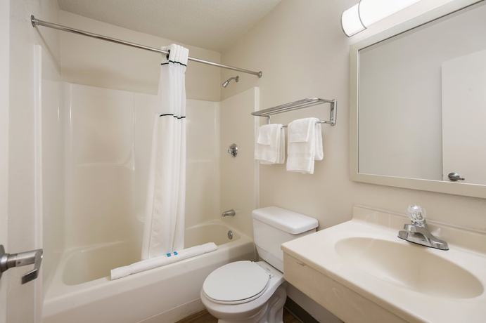 Imagen de la habitación del Hotel HomeTowne Studios by Red Roof Spartanburg - Asheville Highway. Foto 13