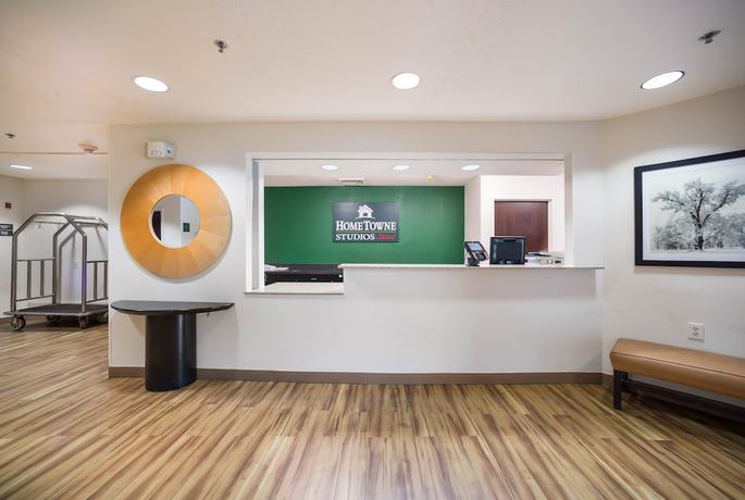 Imagen de los interiores del Hotel HomeTowne Studios by Red Roof St. Louis - Airport/ N Lindbergh. Foto 18