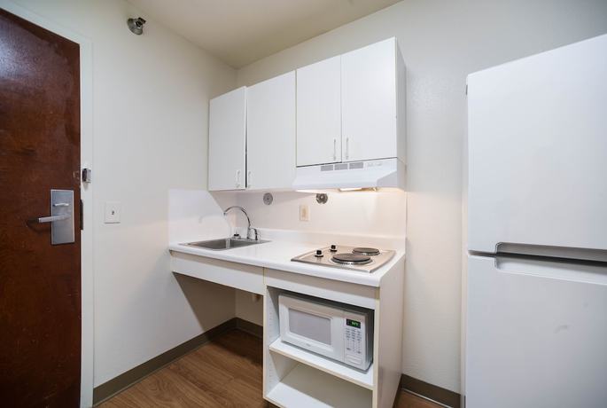Imagen de la habitación del Hotel HomeTowne Studios by Red Roof St. Louis - Airport/ N Lindbergh. Foto 9