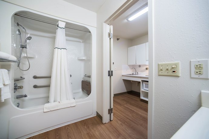 Imagen de la habitación del Hotel HomeTowne Studios by Red Roof St. Louis - Airport/ N Lindbergh. Foto 10