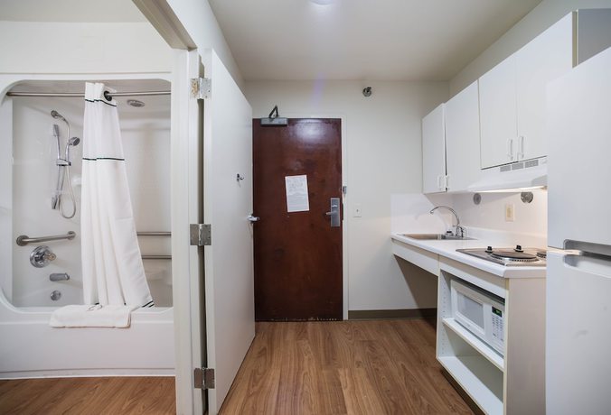 Imagen de la habitación del Hotel HomeTowne Studios by Red Roof St. Louis - Airport/ N Lindbergh. Foto 11