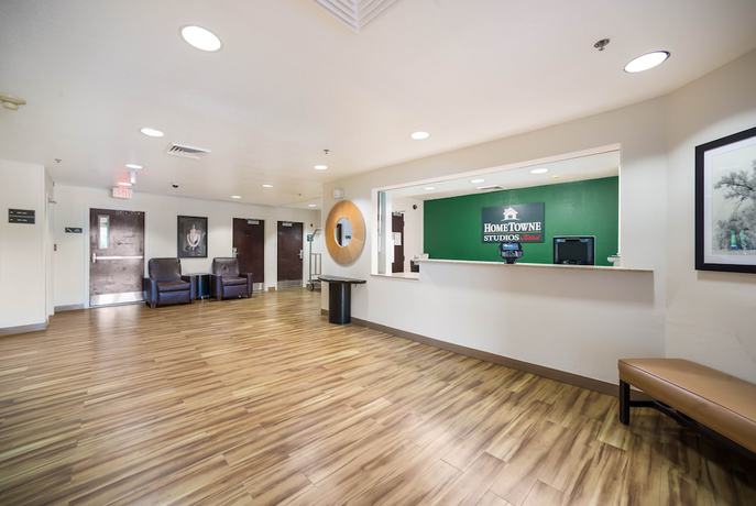 Imagen de los interiores del Hotel HomeTowne Studios by Red Roof St. Louis - Airport/ N Lindbergh. Foto 19