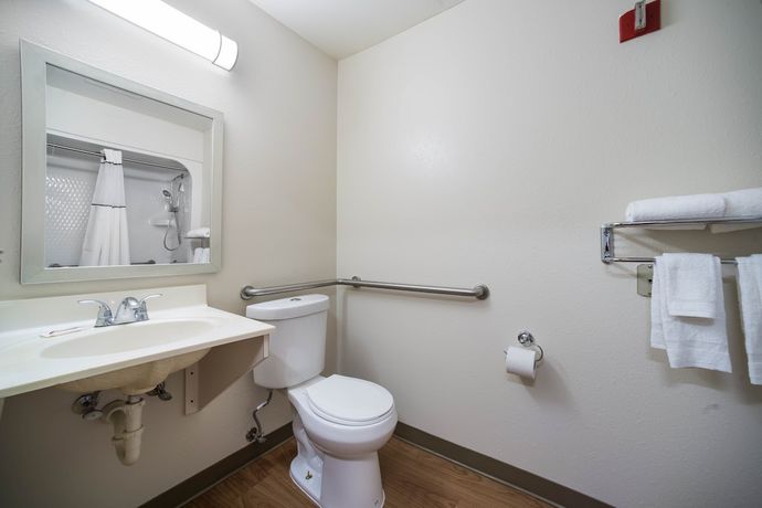 Imagen de la habitación del Hotel HomeTowne Studios by Red Roof St. Louis - Airport/ N Lindbergh. Foto 14