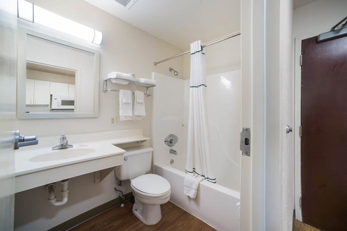 Imagen de la habitación del Hotel HomeTowne Studios by Red Roof St. Louis - Airport/ N Lindbergh. Foto 15