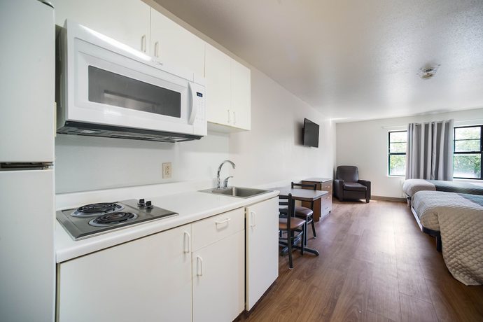 Imagen de la habitación del Hotel HomeTowne Studios by Red Roof St. Louis - Airport/ N Lindbergh. Foto 17