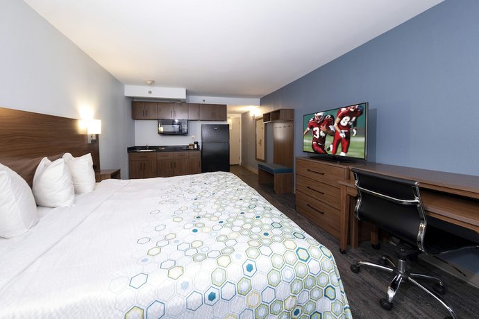 Imagen de la habitación del Hotel HomeTowne Studios by Red Roof Wilmington - New Castle. Foto 8