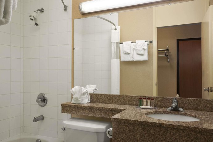 Imagen de la habitación del Hotel HomeTowne Studios by Red Roof and Conference Center Cortland. Foto 6