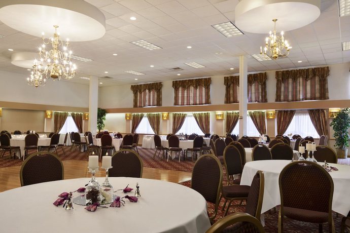 Imagen de los interiores del Hotel HomeTowne Studios by Red Roof and Conference Center Cortland. Foto 11