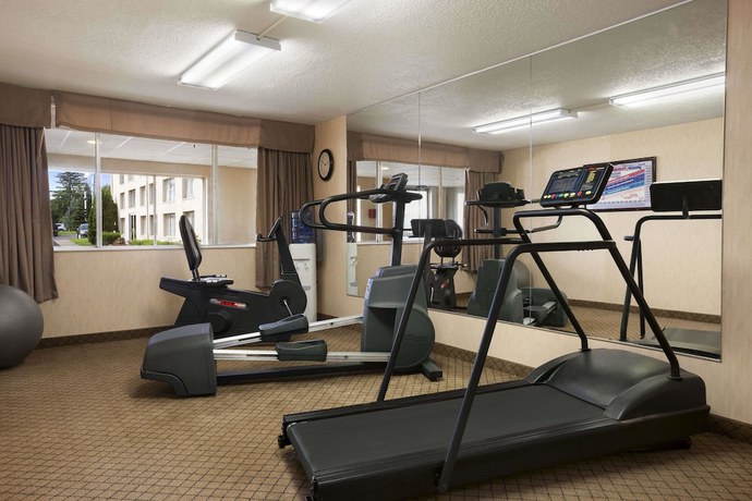 Imagen de los interiores del Hotel HomeTowne Studios by Red Roof and Conference Center Cortland. Foto 12