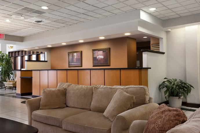Imagen de los interiores del Hotel HomeTowne Studios by Red Roof and Conference Center Cortland. Foto 13
