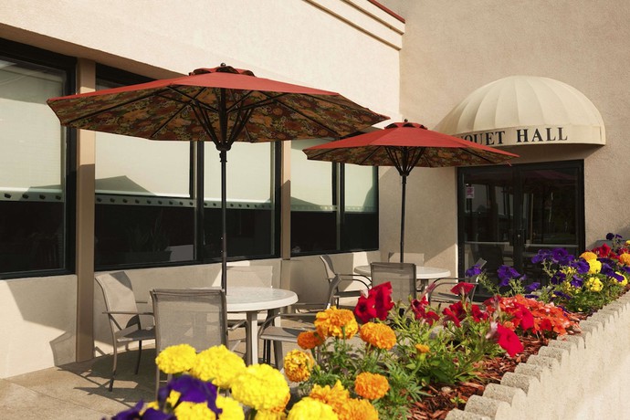 Imagen general del Hotel HomeTowne Studios by Red Roof and Conference Center Cortland. Foto 3