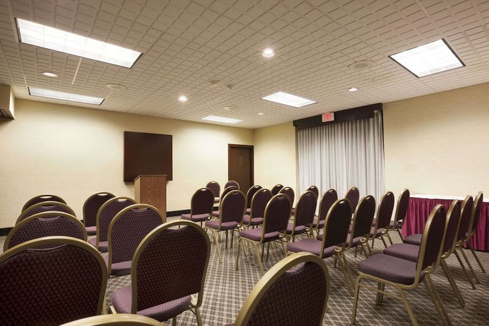 Imagen de los interiores del Hotel HomeTowne Studios by Red Roof and Conference Center Cortland. Foto 14