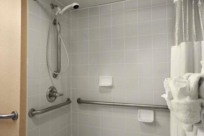 Imagen de la habitación del Hotel HomeTowne Studios by Red Roof and Conference Center Cortland. Foto 10