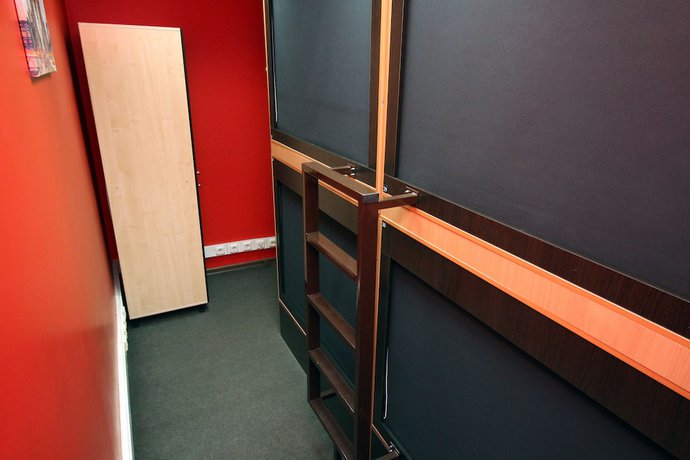 Imagen de la habitación del Hotel Homebox Capsule. Foto 10