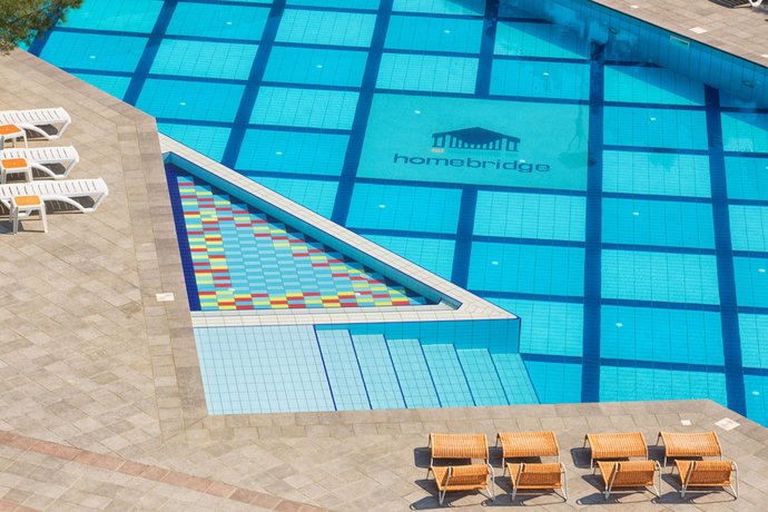 Imagen de la piscina del Hotel Homebridge Apartments. Foto 18