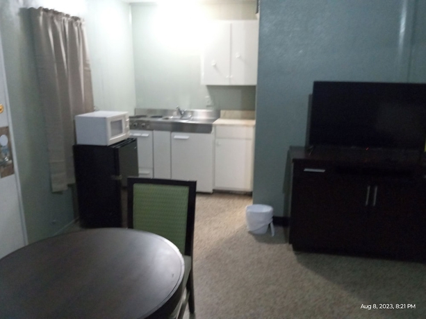 Imagen de la habitación del Hotel Homes-N-Courts. Foto 4