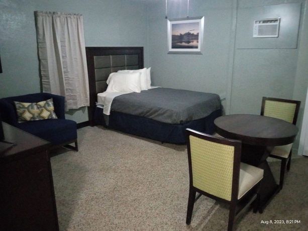 Imagen de la habitación del Hotel Homes-N-Courts. Foto 5