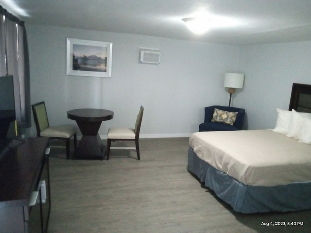 Imagen de la habitación del Hotel Homes-N-Courts. Foto 7
