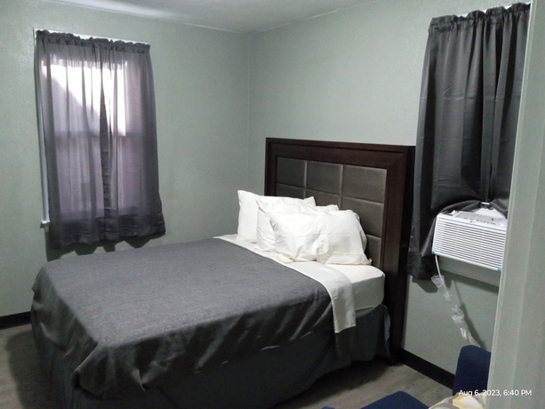 Imagen de la habitación del Hotel Homes-N-Courts. Foto 8