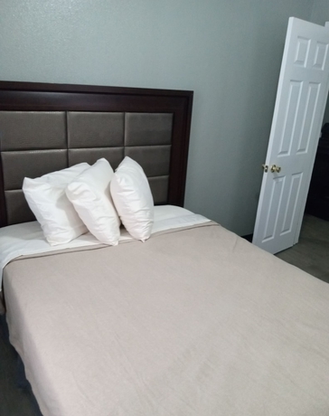 Imagen de la habitación del Hotel Homes-N-Courts. Foto 9