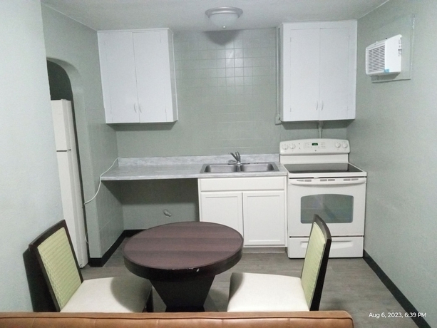 Imagen de la habitación del Hotel Homes-N-Courts. Foto 10