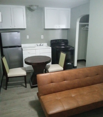 Imagen de la habitación del Hotel Homes-N-Courts. Foto 11