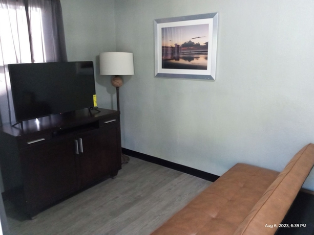 Imagen de la habitación del Hotel Homes-N-Courts. Foto 12