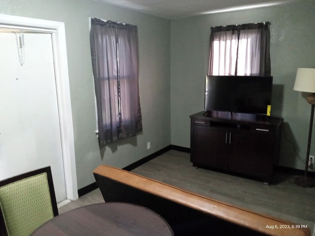 Imagen de la habitación del Hotel Homes-N-Courts. Foto 13