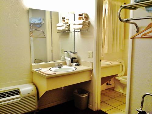 Imagen de la habitación del Hotel Hometown Inn Berea. Foto 4