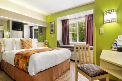 Imagen de la habitación del Hotel Hometown Inn & Suites Jacksonville Butler Blvd./Southpoint. Foto 8
