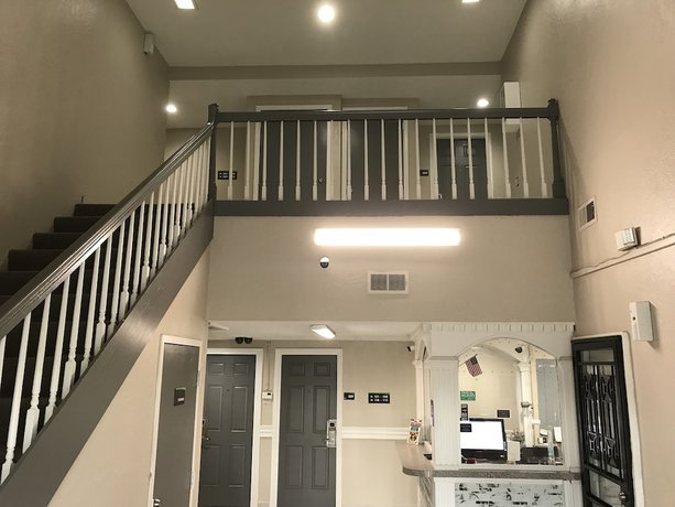 Imagen de los interiores del Hotel Hometown Inn and Suites, Tulsa . Foto 19