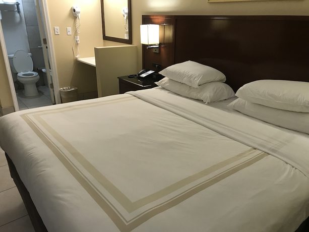 Imagen de la habitación del Hotel Hometown Inn and Suites, Tulsa . Foto 4