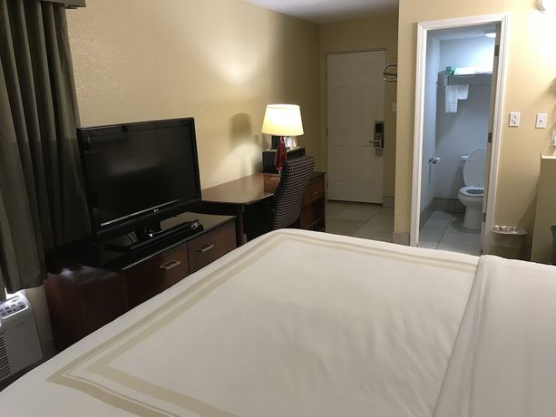Imagen de la habitación del Hotel Hometown Inn and Suites, Tulsa . Foto 12