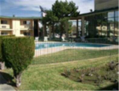 Imagen de la habitación del Hotel Hometown Inns North Hills. Foto 2