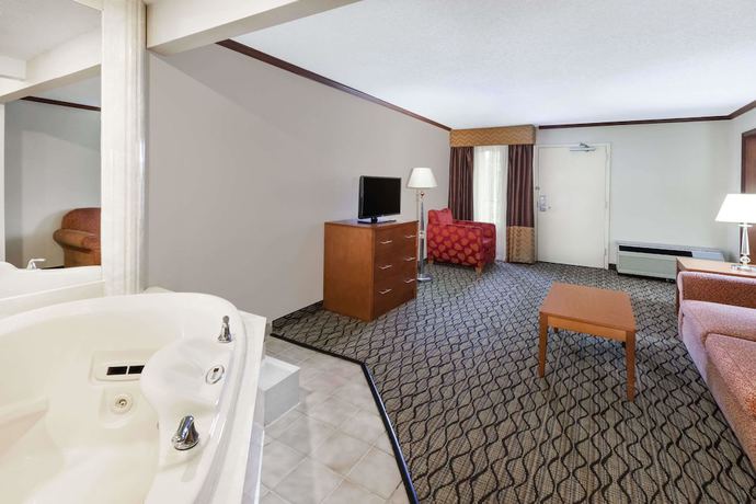 Imagen de la habitación del Hotel Hometowne Studios By Red Roof Auburn Hills. Foto 7
