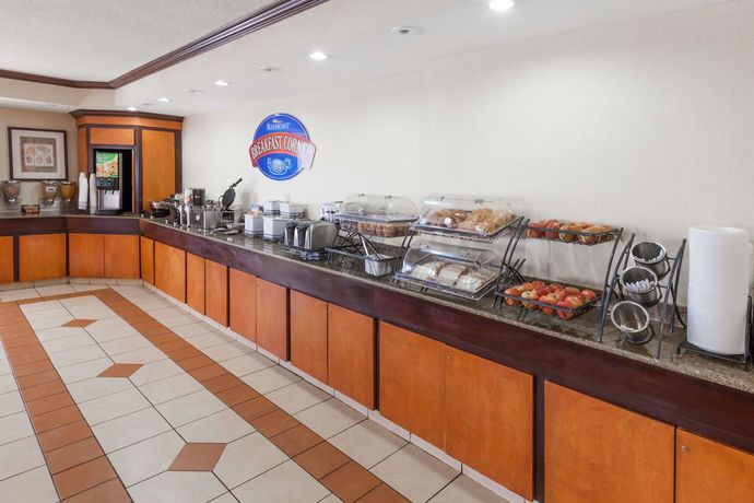 Imagen del bar/restaurante del Hotel Hometowne Studios By Red Roof Auburn Hills. Foto 2
