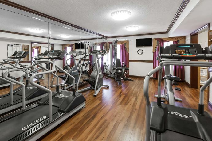 Imagen de los interiores del Hotel Hometowne Studios By Red Roof Auburn Hills. Foto 15