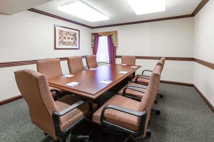 Imagen de los interiores del Hotel Hometowne Studios By Red Roof Auburn Hills. Foto 16