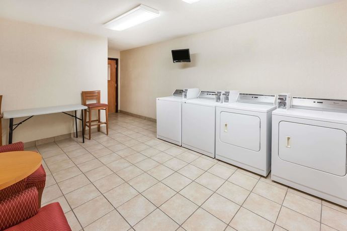 Imagen de los interiores del Hotel Hometowne Studios By Red Roof Auburn Hills. Foto 17