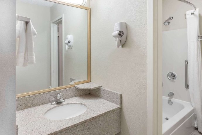 Imagen de la habitación del Hotel Hometowne Studios By Red Roof Auburn Hills. Foto 10