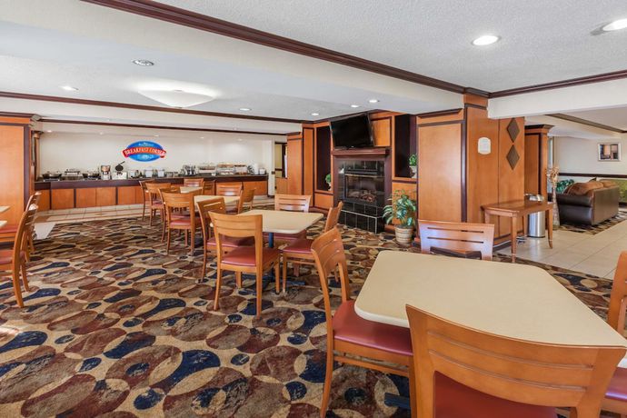 Imagen del bar/restaurante del Hotel Hometowne Studios By Red Roof Auburn Hills. Foto 3