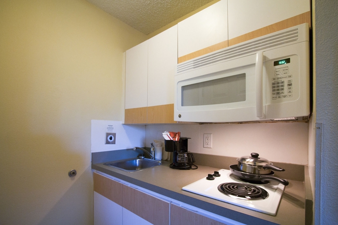 Imagen de la habitación del Hotel Hometowne Studios By Red Roof Orlando South. Foto 4