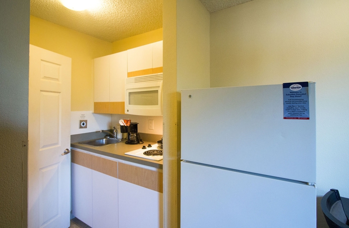 Imagen de la habitación del Hotel Hometowne Studios By Red Roof Orlando South. Foto 5