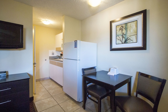 Imagen de la habitación del Hotel Hometowne Studios By Red Roof Orlando South. Foto 6