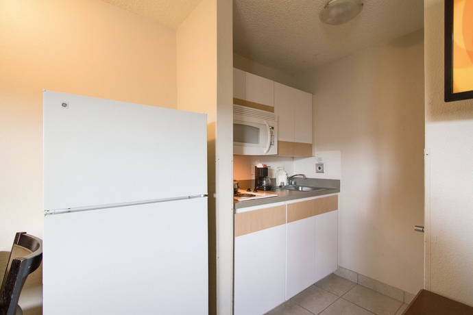 Imagen de la habitación del Hotel Hometowne Studios By Red Roof Orlando South. Foto 7