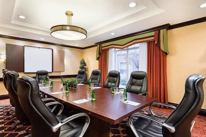 Imagen de los interiores del Hotel Homewood Suites By Hilton Cambridge Waterloo Ontario. Foto 12