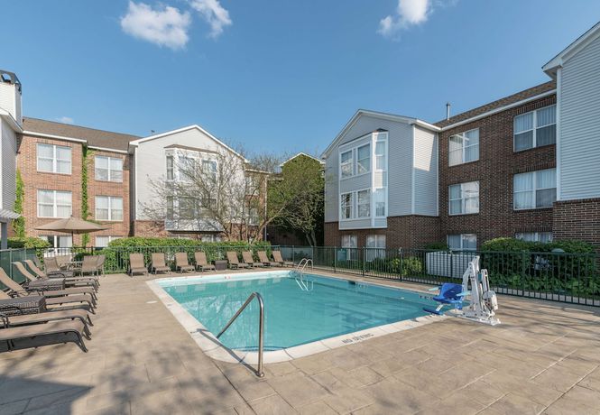 Imagen de la piscina del Hotel Homewood Suites By Hilton Chicago - Schaumburg. Foto 20