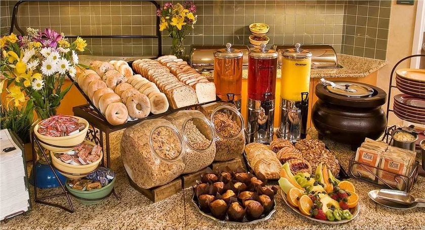 Imagen del bar/restaurante del Hotel Homewood Suites By Hilton Dulles Int'l Airport. Foto 2